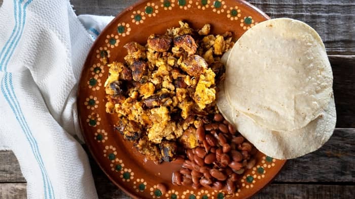 how many calories are in chorizo and eggs