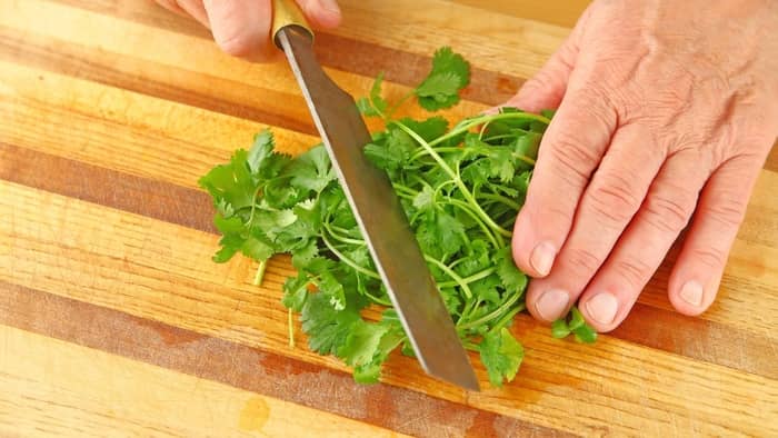  how to chop cilantro leaves