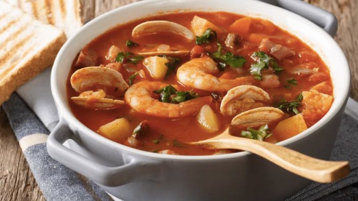 CON QUE SE ACOMPAÑA UN CALDO DE MARISCOS
