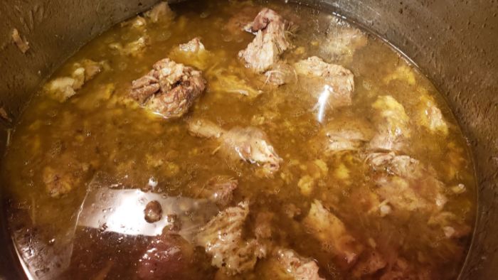 ¿Cómo puedo acompañar la barbacoa de res?